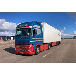 WSI VOLVO FH5 GLOBETROTTER XL B.W. Slik Aduard